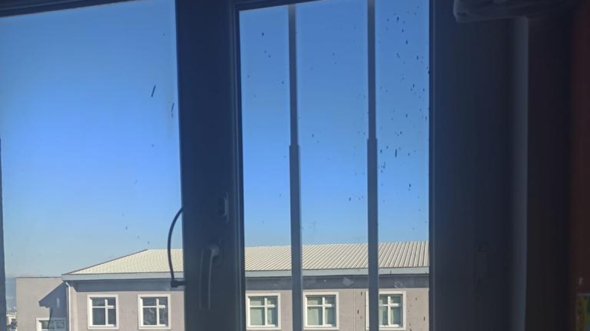 Sınıf pencerelerimize güvenlik önlemi alındı